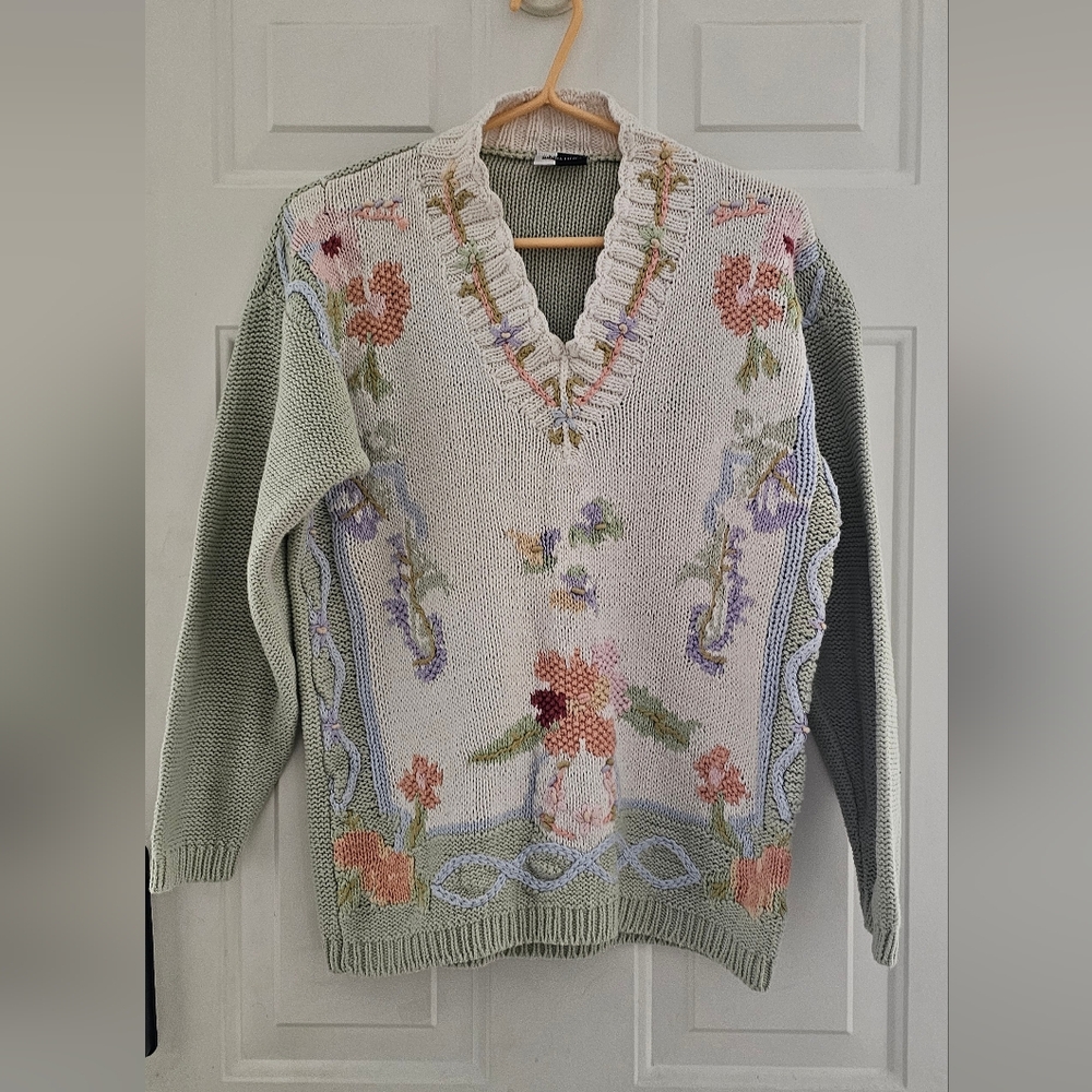 🌺Vintage Green and White V-Neck Sweater with Intricate Design